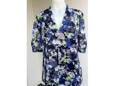 F3 The Clothing Co Woman Floral