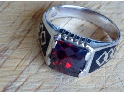 Silver Ring - Ruby Links